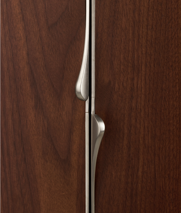 Alta Clasp is softly curved and purse-catch-inspired, lending delicacy to the touch.