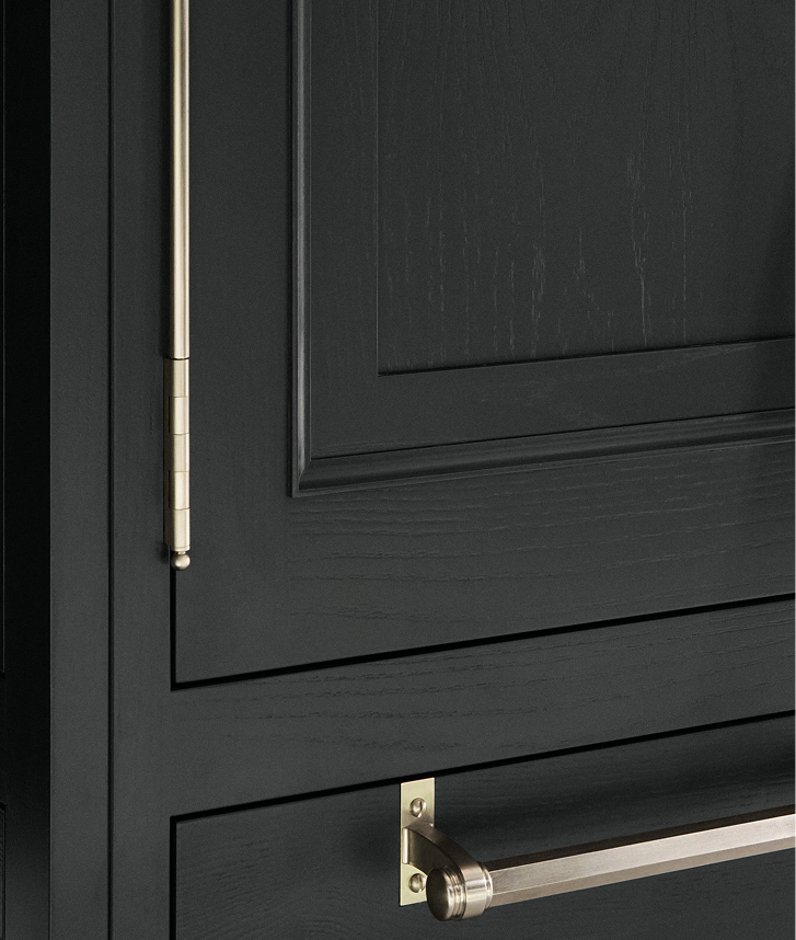 A full-length paumelle seamless hinge inspired by French neoclassical architecture.